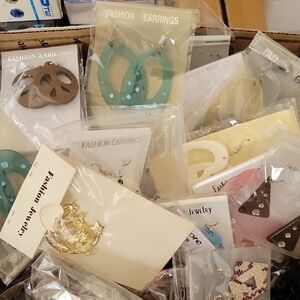 ✨️BRAND NEW✨️ 300 Pieces Of Assorted Earring Collection